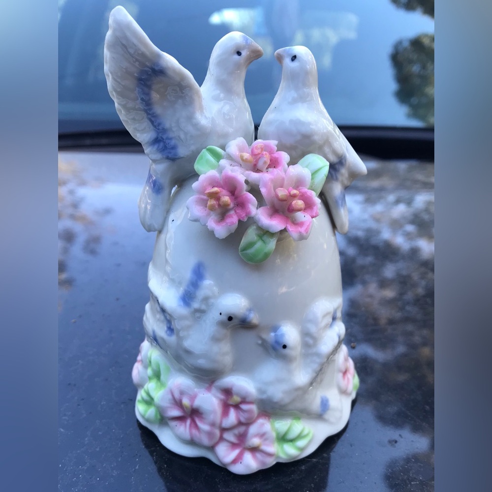 VINTAGE CERAMIC/PORCELAIN HAND DINNER BELL W/DOVES & RAISED FLOWERS 5” H